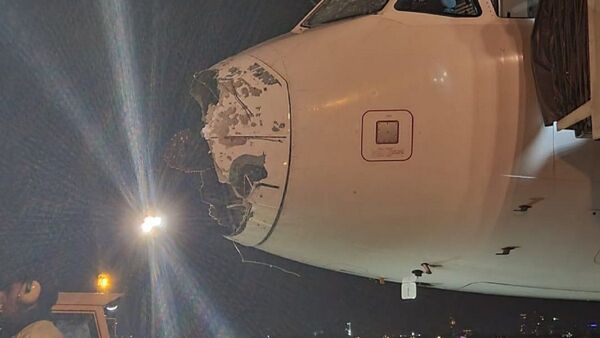 Avión aterriza sin un motor y con rasgaduras en el parabrisas