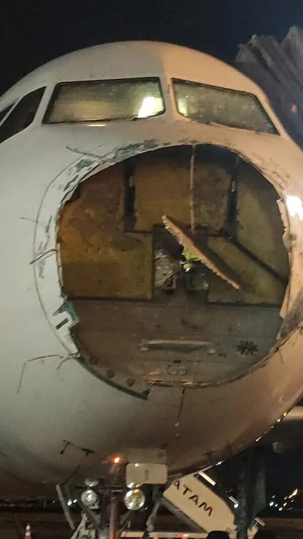 Vuelo de terror: así quedó el avión luego de ser destrozado por una tormenta - Nacionales - ABC Color