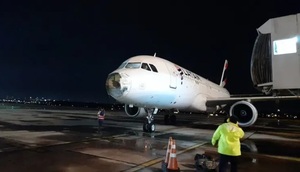 Susto y miedo: Avión pudo aterrizar con daños en nariz, parabrisas y un solo motor tras tormenta