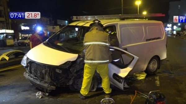 Conductor provocó cuádruple choque y huyó - Noticias Paraguay