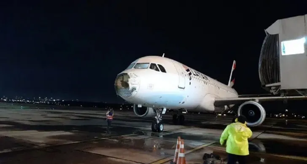 Dinac abre investigación tras vuelo turbulento durante tormenta