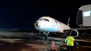 Avión con 48 pasajeros aterriza de emergencia tras sufrir varios destrozos por la tormenta | Radio Regional 660 AM
