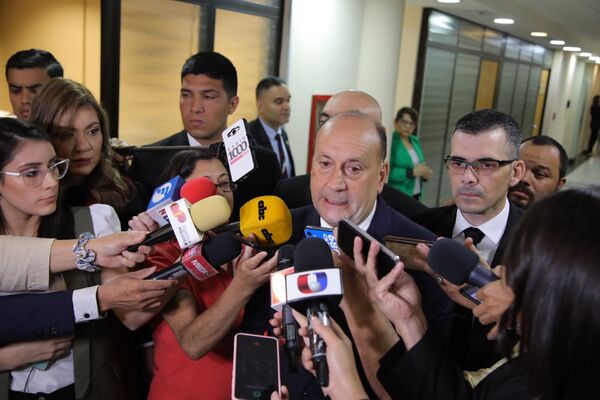 Diario HOY | Ampliarán permiso de Lugo con goce de sueldo en el Senado