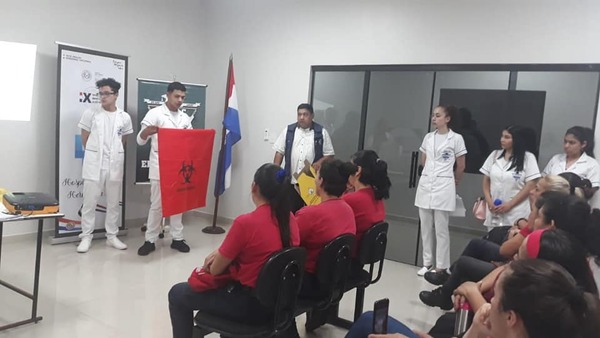Capacitan a funcionarios de servicios generales y de limpieza en hospital de Hernandarias