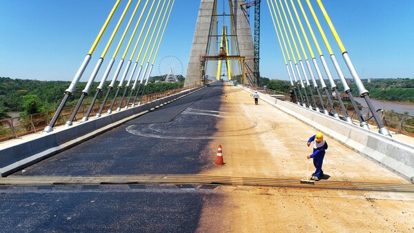Asfaltan calzada del Puente de la Integración - La Clave