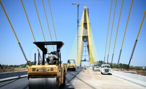 Inician colocación de asfalto en calzada del Puente de la Integración