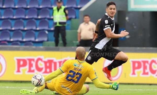 ¿Fue penal? La polémica jugada que terminó en el segundo gol de Olimpia