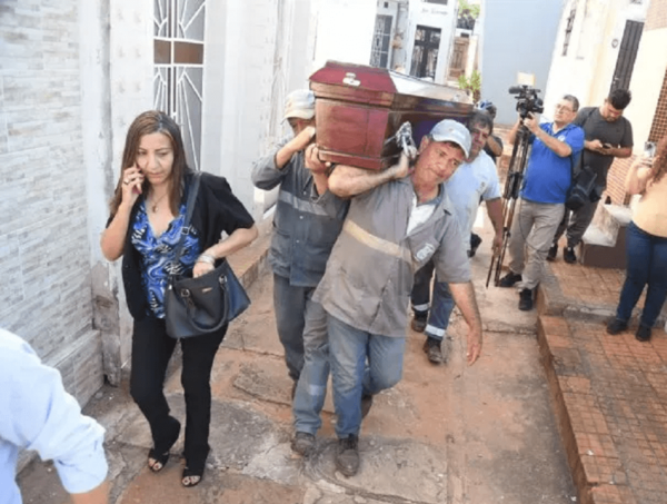 Junta Municipal aprueba retirar féretro de líder criminal del cementerio de la Recoleta · Radio Monumental 1080 AM