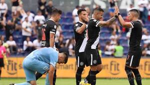 Crónica / [VIDEO] Olimpia humilla sin piedad a Resistencia y mete presión en la punta
