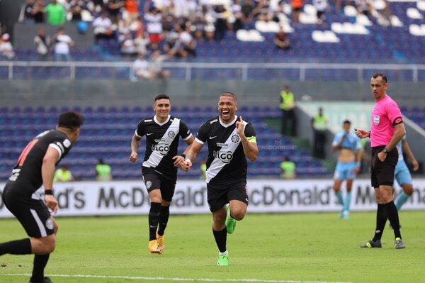 Olimpia destroza a Resistencia y vuelve a instalarse en la cima del campeonato
