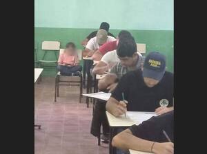 Crónica / No tenía con quien dejarla: rindió en la facultad con su hijita a lado