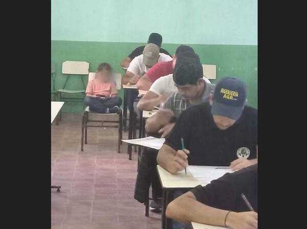 Crónica / No tenía con quien dejarla: rindió en la facultad con su hijita a lado