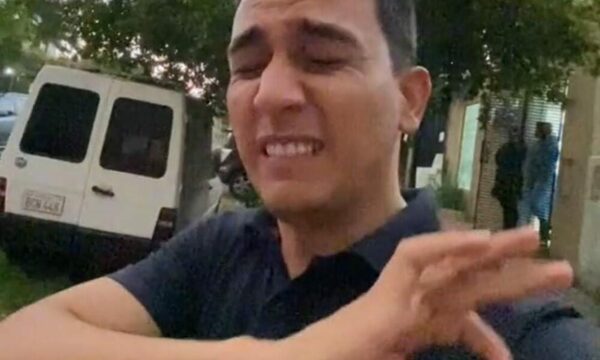 (VIDEO)¡A periodista casi le partió un rayo!