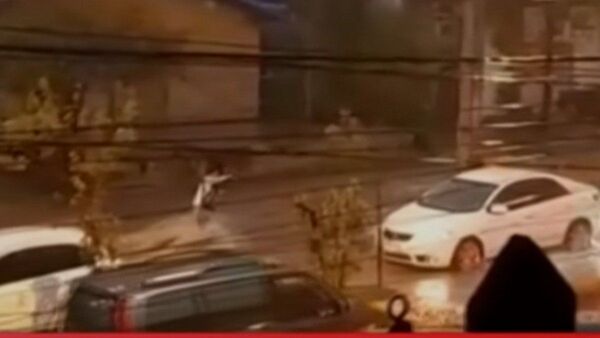 Peligroso rescate de una mujer atrapada en raudal