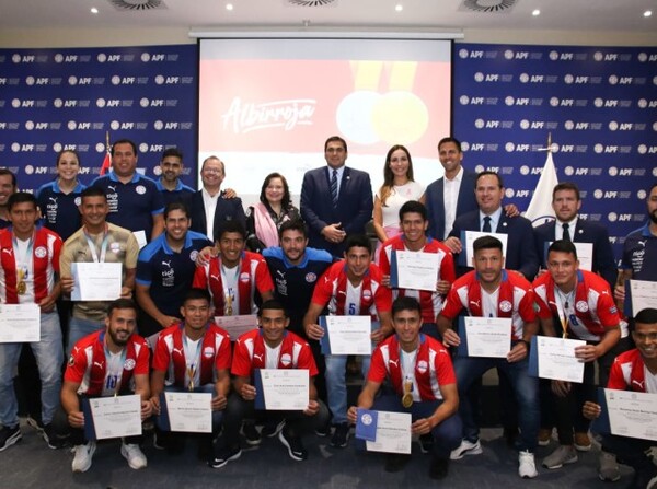 Emotivo reconocimiento a medallistas albirrojos - APF