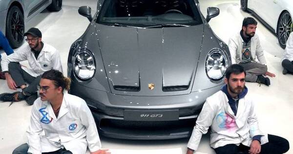 Activistas climáticos "troleados" en el Museo Porsche - Informatepy.com