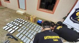Más de 80 kilos de droga y un fusil de guerra fueron incautados en un edificio de CDE – Prensa 5