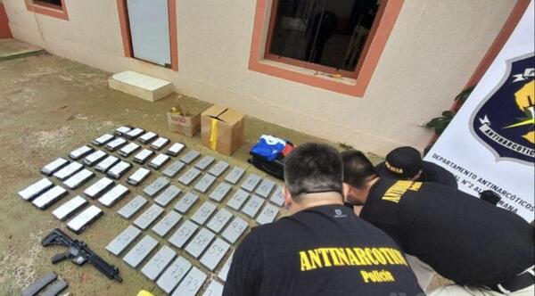 Más de 80 kilos de droga y un fusil de guerra fueron incautados en un edificio de CDE – Prensa 5