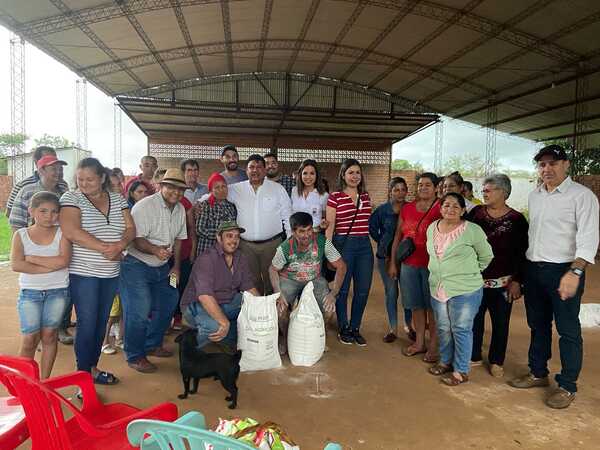 ENTREGA DE 10 MIL KILOGRAMOS DE CORRECTIVO AGRÍCOLA EN ISLA ALTA, GENERAL ARTIGAS, POR PARTE DE LA GOBERNACIÓN DE ITAPÚA