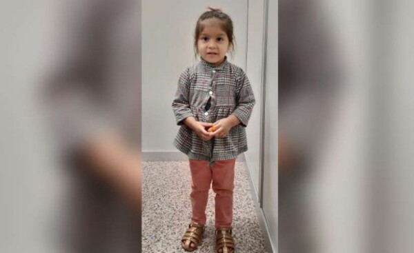 Buscan a familiares de niña abandonada por su madre en una cancha