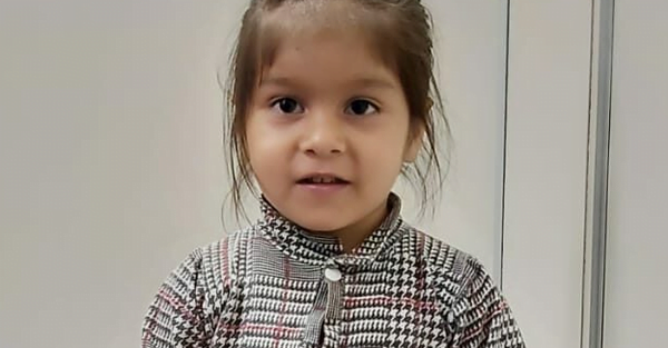 Buscan a una mujer que abandonó a su hija de 3 años en una cancha de voley - Noticiero Paraguay