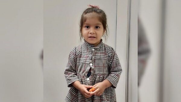 Buscan a familiares de una niña de 3 años abandonada en cancha de piki