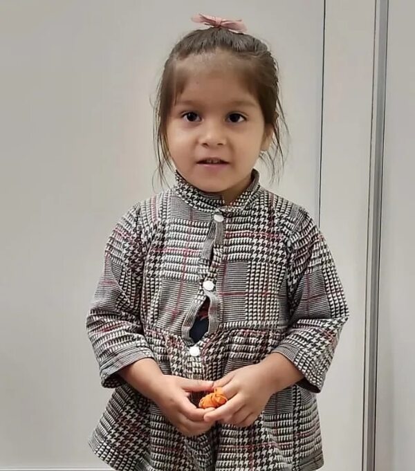 Buscan a familiares de niña de 3 años abandonada en una cancha de vóley - ABC en el Este - ABC Color