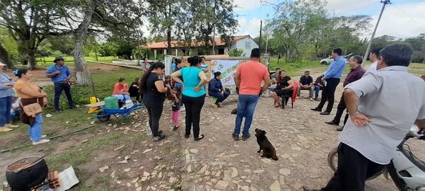 Padres toman escuela y colegio en protesta por la transformación educativa - Nacionales - ABC Color