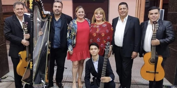 Diario HOY | Conjunto Folklórico de la Policía Nacional en el frontis del Ignacio A. Pane