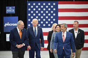 Biden y Schumer hablan de las elecciones sin ver que había un micro encendido - Mundo - ABC Color
