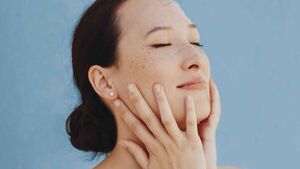 ¿Ya escuchaste del yoga facial para mejorar el contorno de ojos?