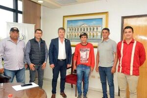 Productores de piña de la ciudad de Horqueta visitaron al presidente de la cámara de diputados