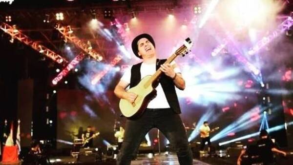 Crónica / Roscer Díaz suplica que le ayuden a recuperar su requinto
