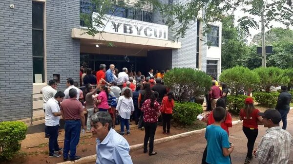 Incidente obliga a suspender sesión para tratar renuncia de intendenta de Ybycuí - Policiales - ABC Color