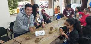 Recuerdan el Día Internacional de las Poblaciones Indígenas, enseñando técnicas de artesanía en Ayolas