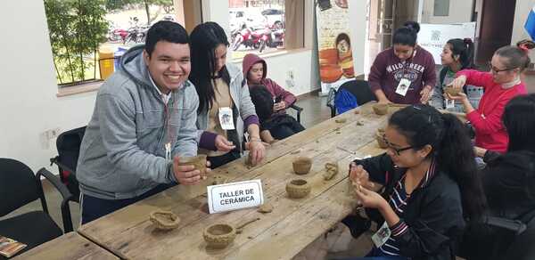 Recuerdan el Día Internacional de las Poblaciones Indígenas, enseñando técnicas de artesanía en Ayolas