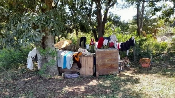 ¡No puede ser! Abuelita vive bajo un árbol en Carmen del Paraná - Paraguaype.com