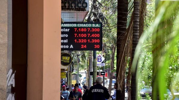 El dólar alcanzó G. 7.300 y seguiría la presión alcista