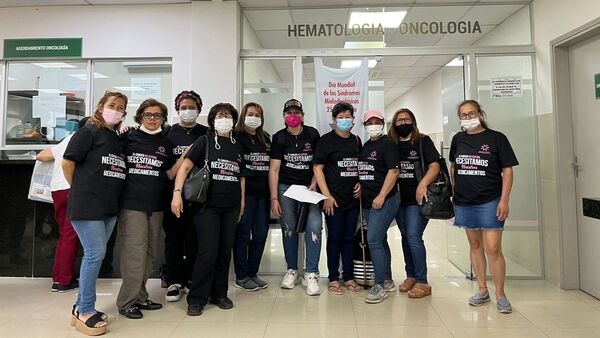 Bataglia otra vez de viaje y pacientes claman fármacos
