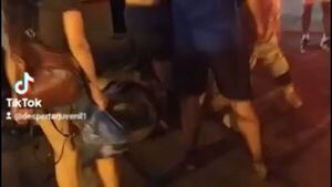 Poli le dio saplé por pegarle a un detenido que agredió a su mujer
