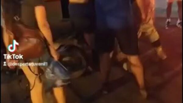 Poli le dio saplé por pegarle a un detenido que agredió a su mujer