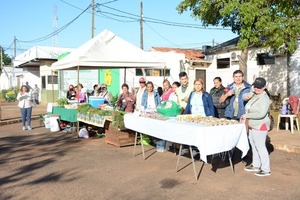 Feria de productos fruti– hortícolas y medicinales frente a la EBY en Encarnación
