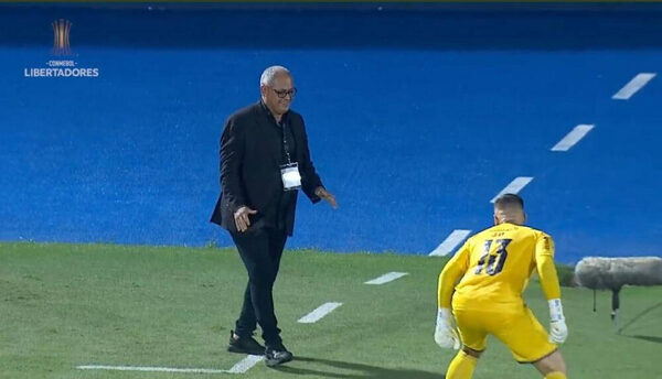 “Con Jean no, Chiqui”: DT azulgrana dio palito a arquero y los hinchas le dijeron de todo
