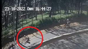 Joven busca al tipo que la acosó, le siguió y echó de la moto