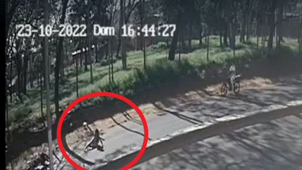 Joven busca al tipo que la acosó, le siguió y echó de la moto