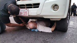 Payo Cubas afrontará juicio por encadenarse a una patrullera