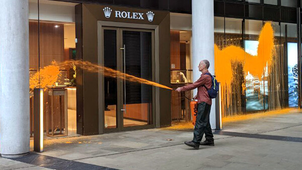 Diario HOY | VIDEO- Activistas climáticos rocían con pintura naranja una tienda de Rolex en Londres