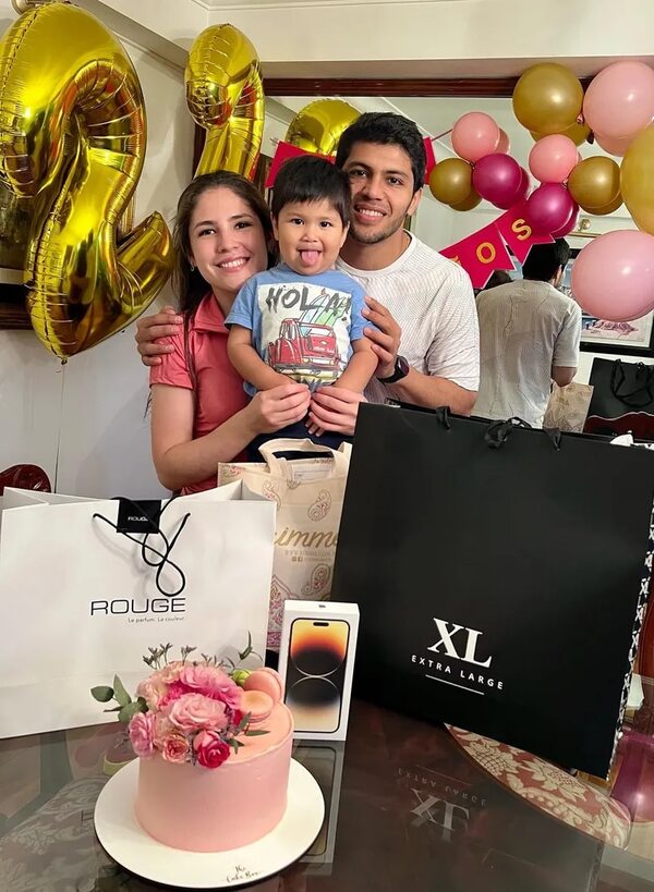 Robert Rojas celebró los 22 años de su amor Karen Bernal - Gente - ABC Color