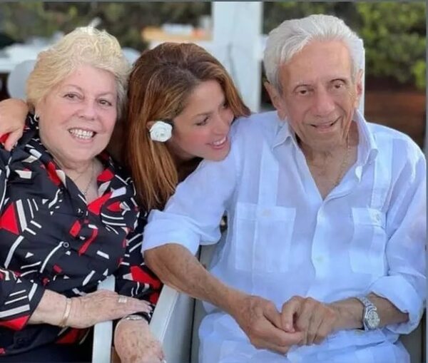 Shakira emociona a sus seguidores con una tierna postal de sus padres - Gente - ABC Color