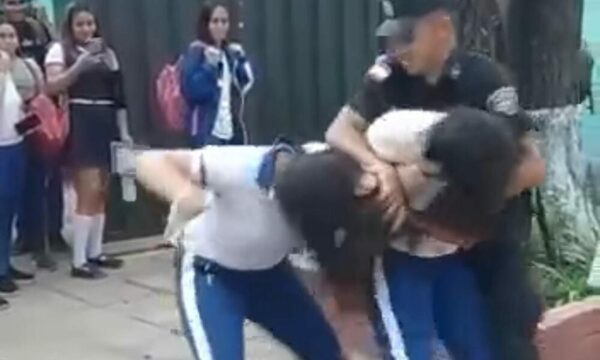 (VIDEO)Alumnas se trenzaron a golpes en plena escuela supuestamente por un “chico´i”